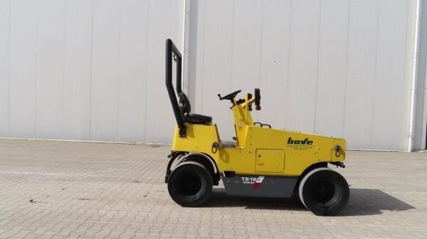 Sakai TS-160 compactador de neumáticos