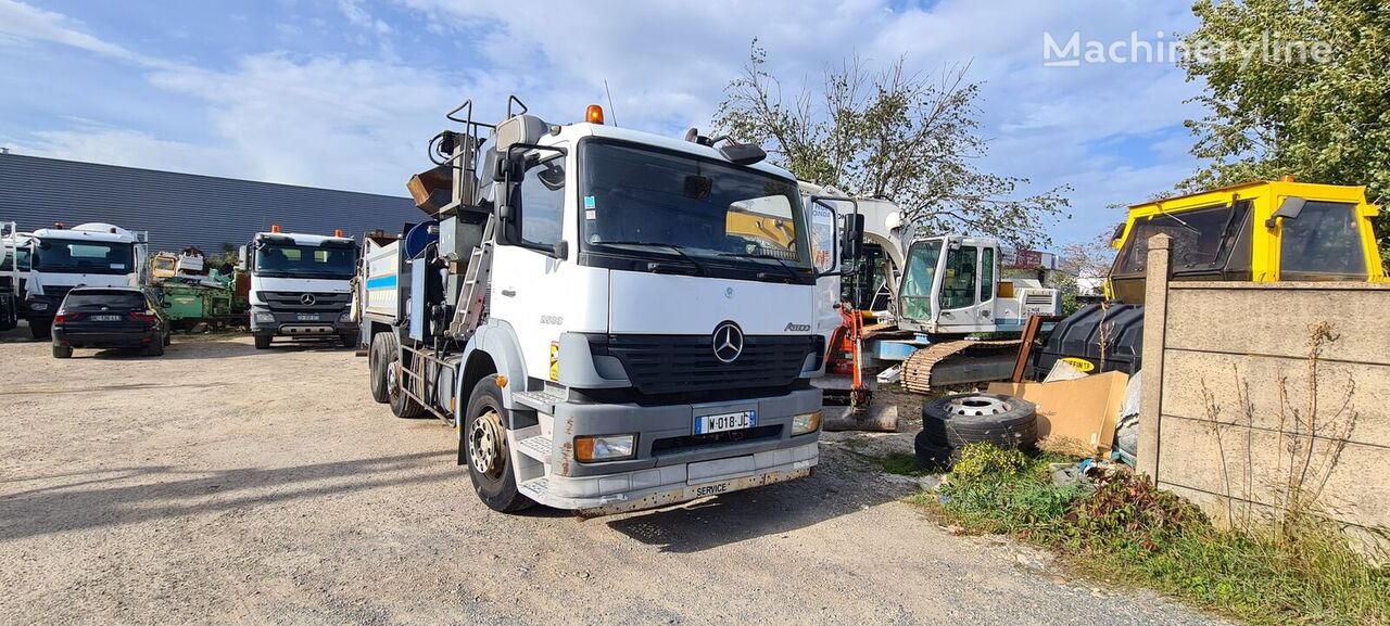 Mercedes-Benz 2533 distribuidor de asfalto